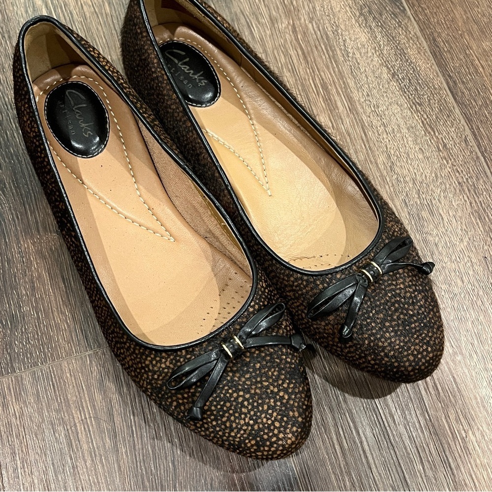 Clarks Real Fur Women’s Size 9M Dyed Cow Shoes Flats Black Brown Bow